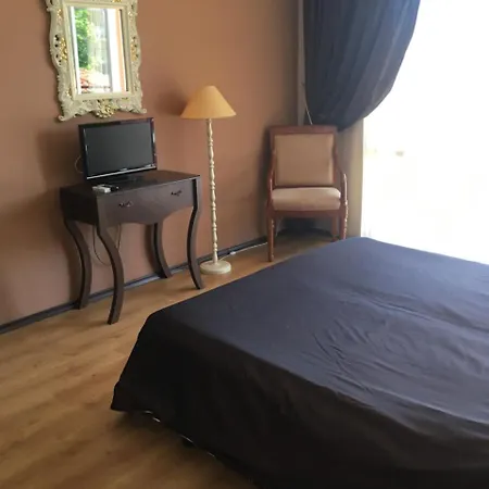 The Red Hotel apartamentowy 2*