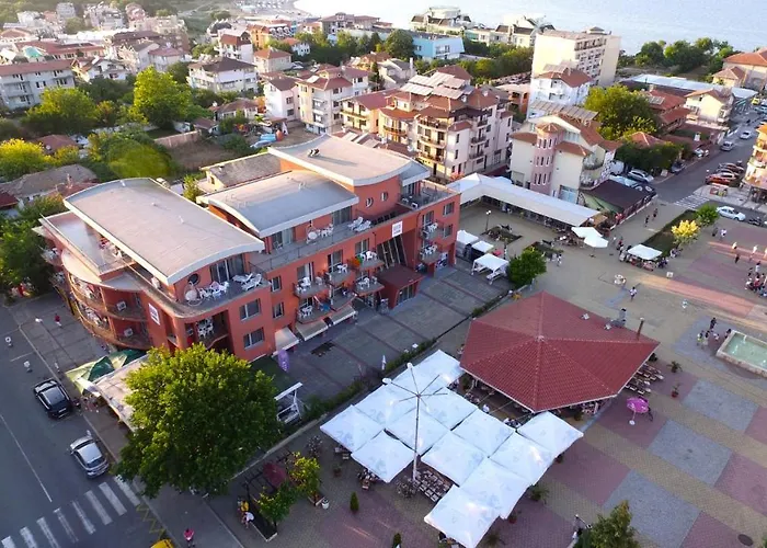 Aparthotel The Red 2*