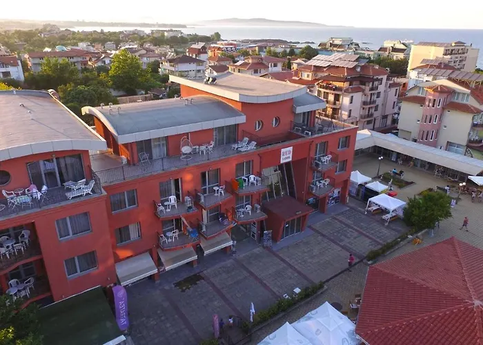 Aparthotel The Red 2*