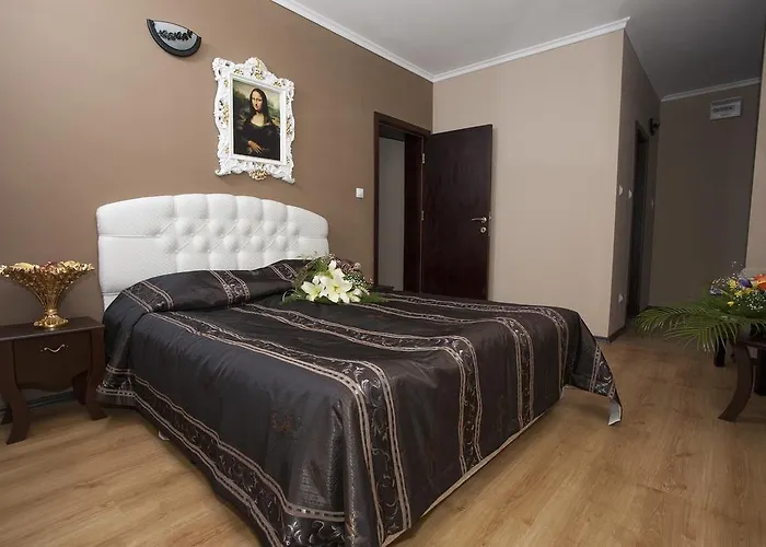 Aparthotel The Red 2*