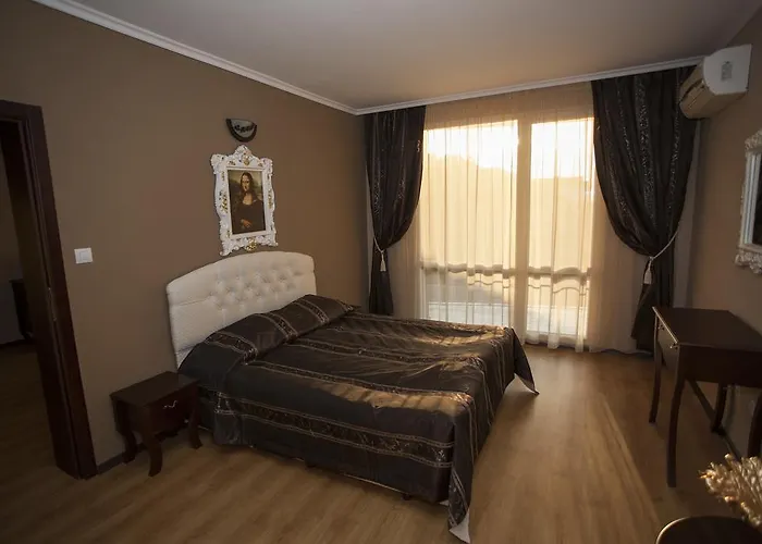 The Red Aparthotel 2*